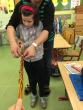 2.B - pletení velikonočních pomlázek